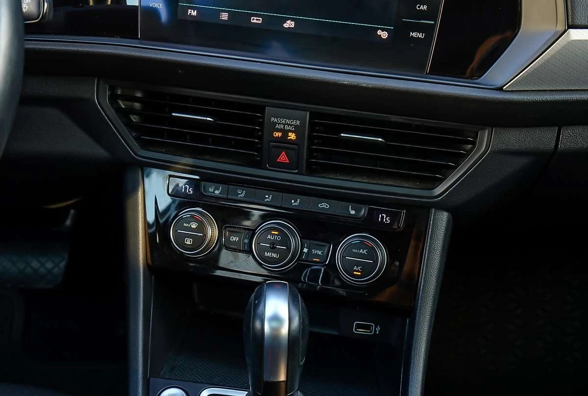 VW Jetta Highline R-Line / ПАНО / ЛИЗИНГ / ЦЕНА до БГ, снимка 13 - Автомобили и джипове - 55467460