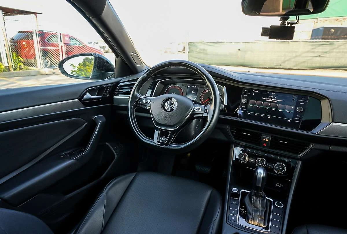 VW Jetta Highline R-Line / ПАНО / ЛИЗИНГ / ЦЕНА до БГ, снимка 8 - Автомобили и джипове - 55467460