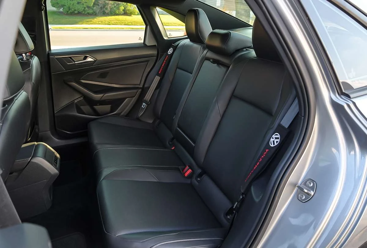 VW Jetta Highline R-Line / ПАНО / ЛИЗИНГ / ЦЕНА до БГ, снимка 17 - Автомобили и джипове - 55467460