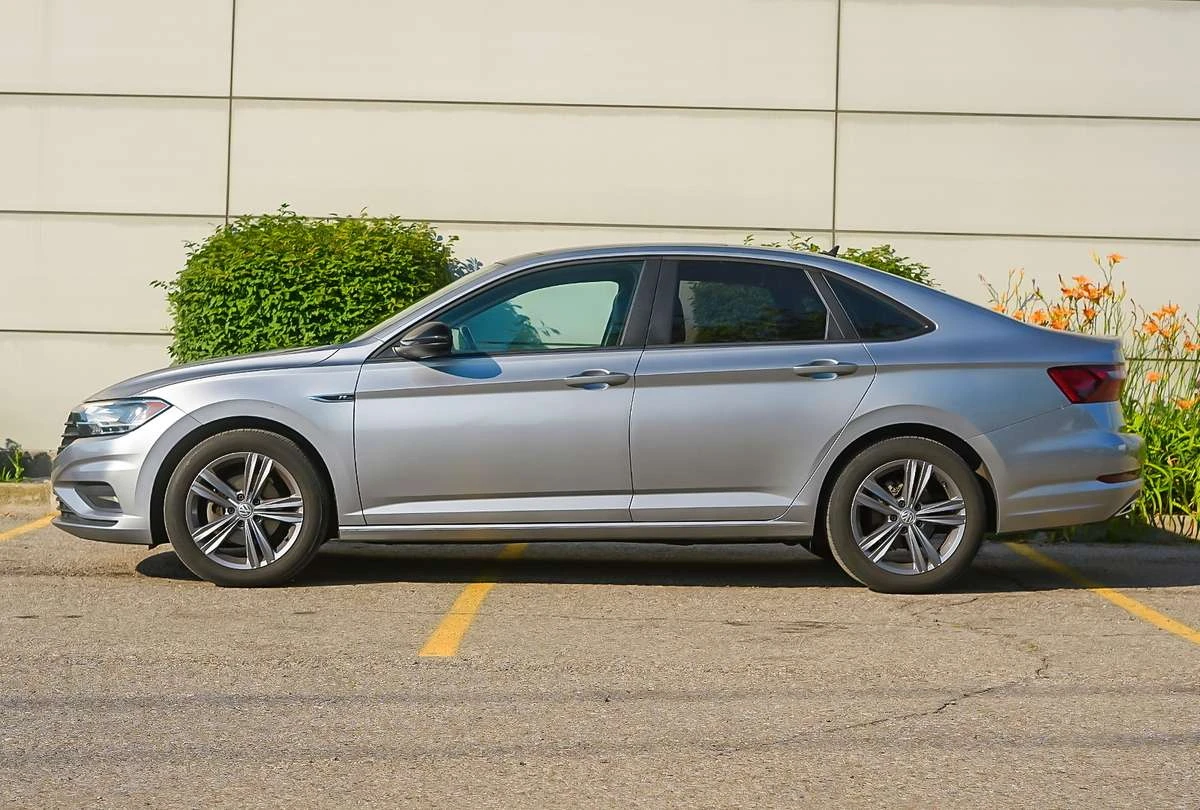 VW Jetta Highline R-Line / ПАНО / ЛИЗИНГ / ЦЕНА до БГ, снимка 4 - Автомобили и джипове - 55467460