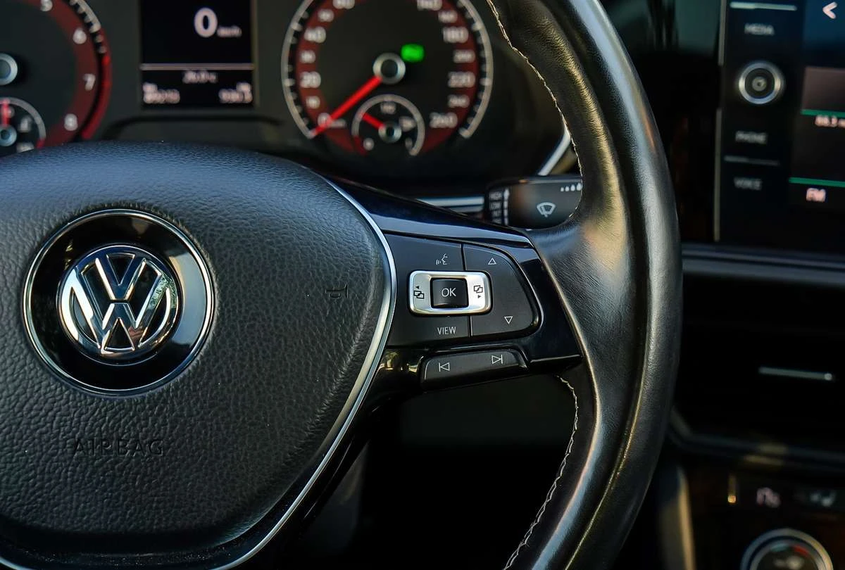 VW Jetta Highline R-Line / ПАНО / ЛИЗИНГ / ЦЕНА до БГ, снимка 10 - Автомобили и джипове - 55467460