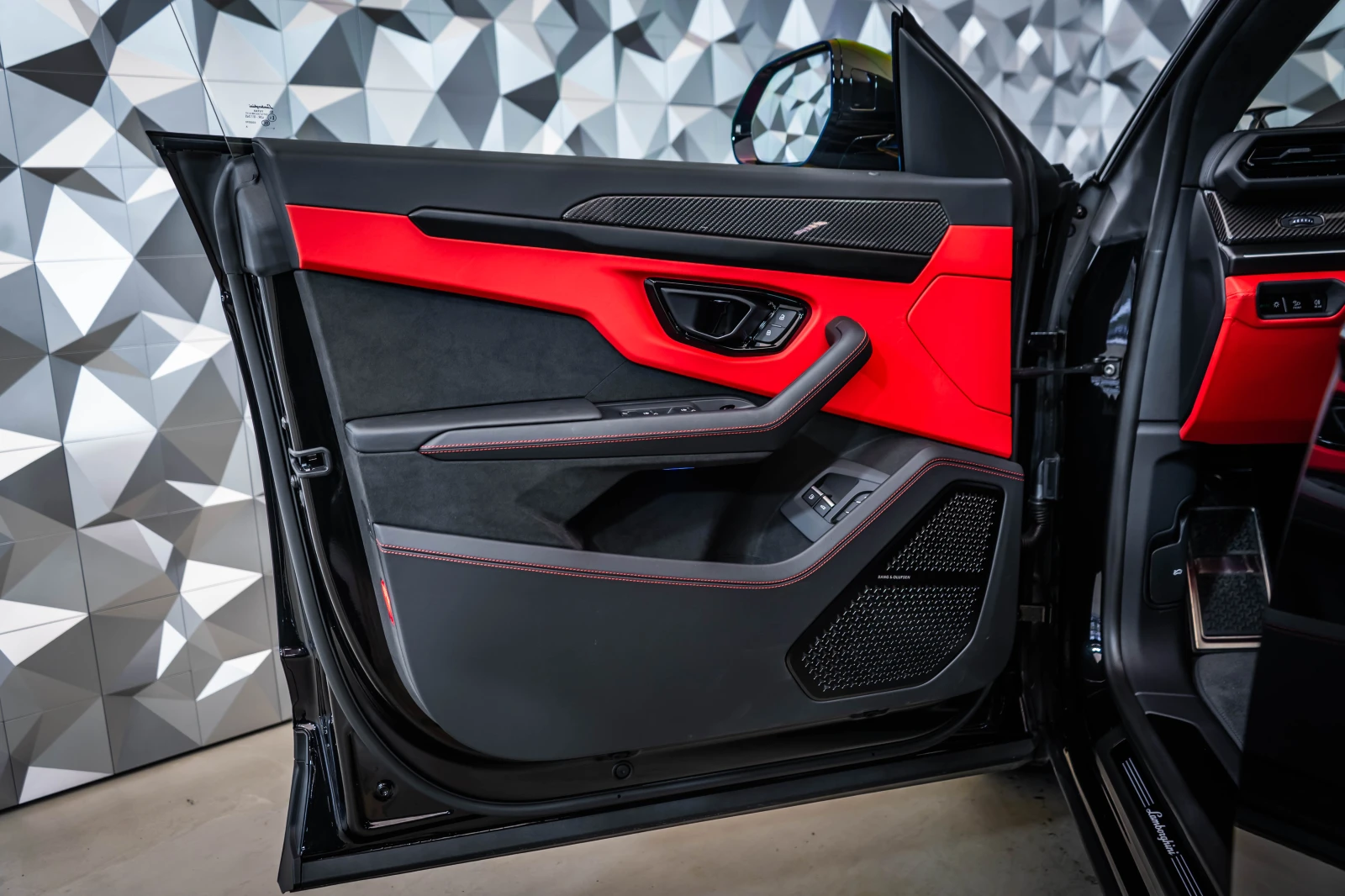 Lamborghini Urus SE Nero Bang&Olufsen*  Carbon* Pano* , снимка 7 - Автомобили и джипове - 54270486