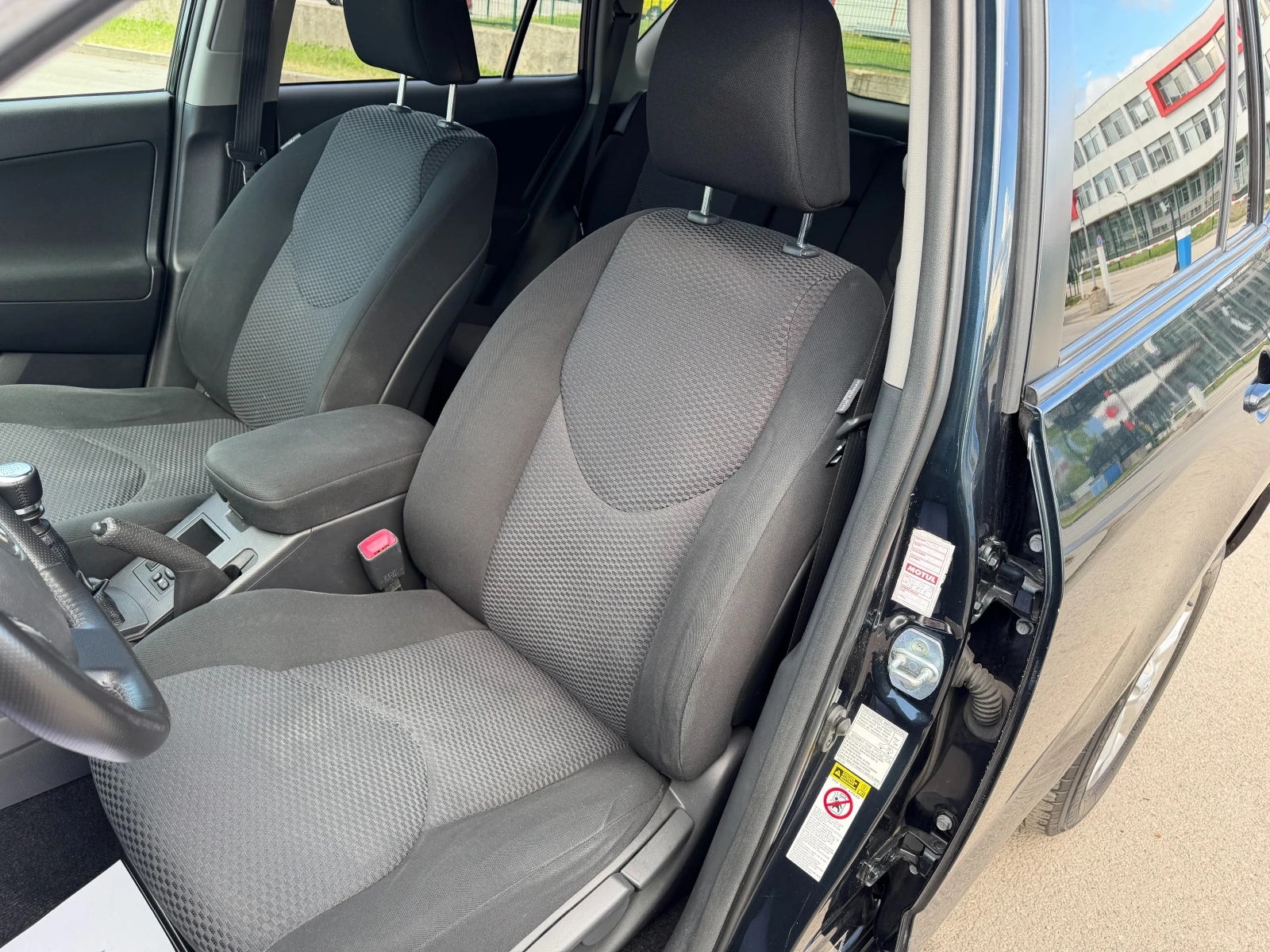 Toyota Rav4 2.2D-4D 98 000км!!! 6 Скорости Климатроник ТОП , снимка 9 - Автомобили и джипове - 55063467