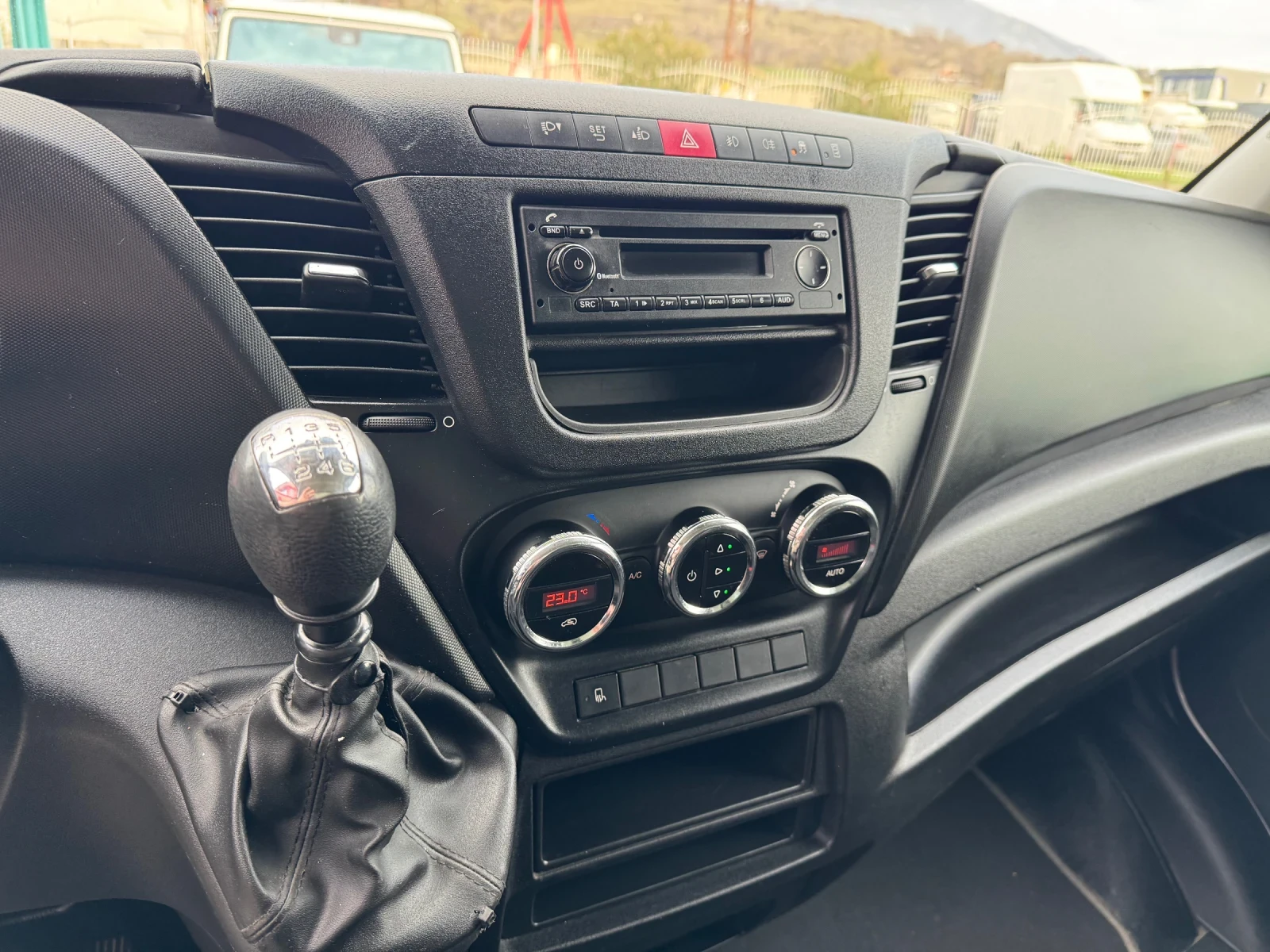 Iveco Daily 3.0HPI* 35S17* Климатик* Падащ борд - изображение 4