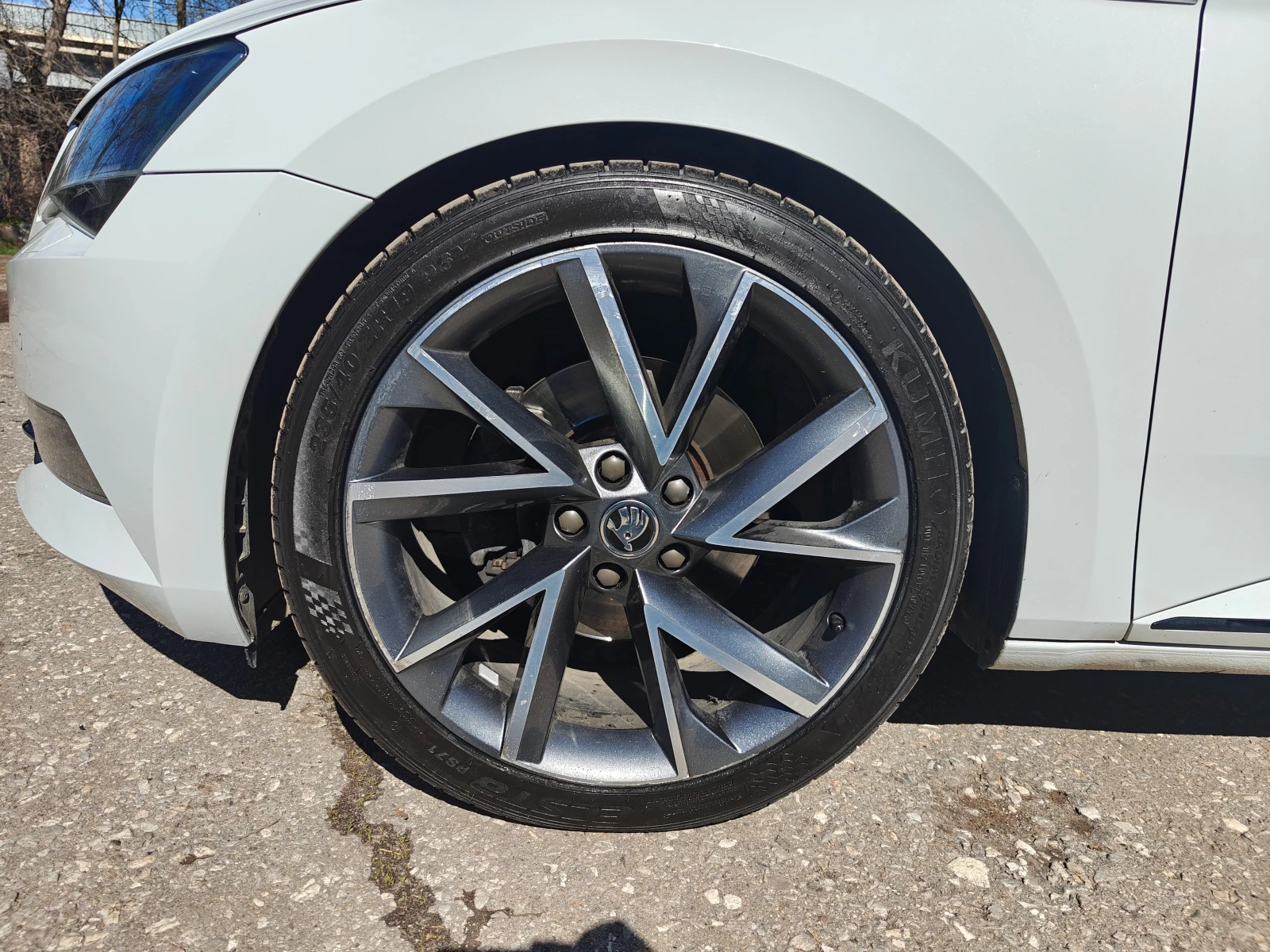 Гуми с джанти Kumho 235/40R19, снимка 2 - Гуми и джанти - 54199530