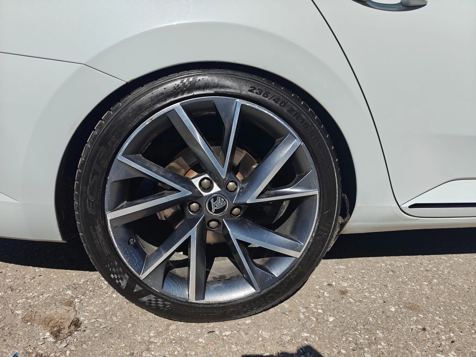 Гуми с джанти Kumho 235/40R19, снимка 4 - Гуми и джанти - 54199530