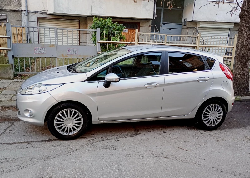 Ford Fiesta 1.4i GAZ Titanium, снимка 2 - Автомобили и джипове - 48757156