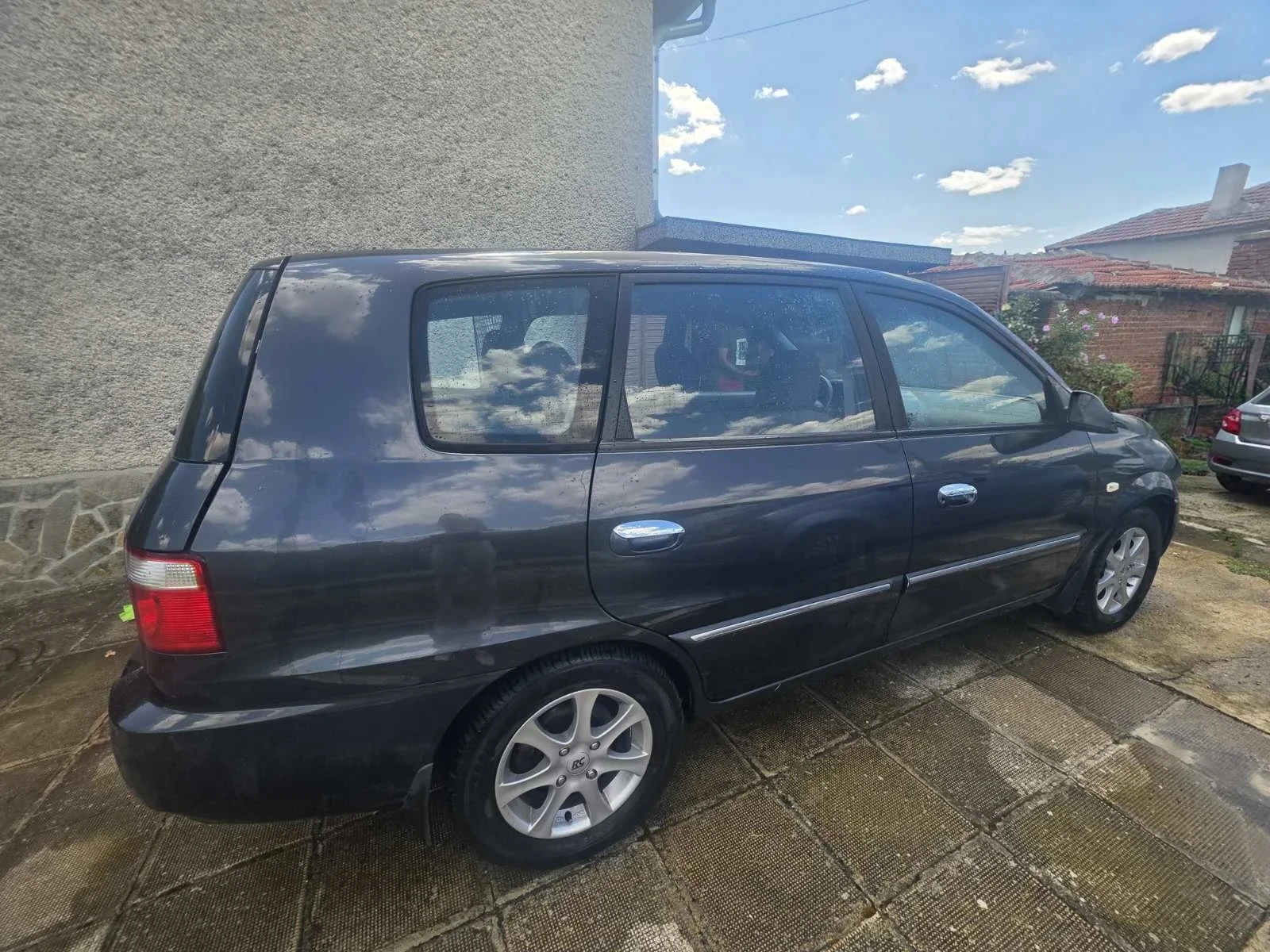 Kia Carens 2.0 CRDi, снимка 3 - Автомобили и джипове - 55425379