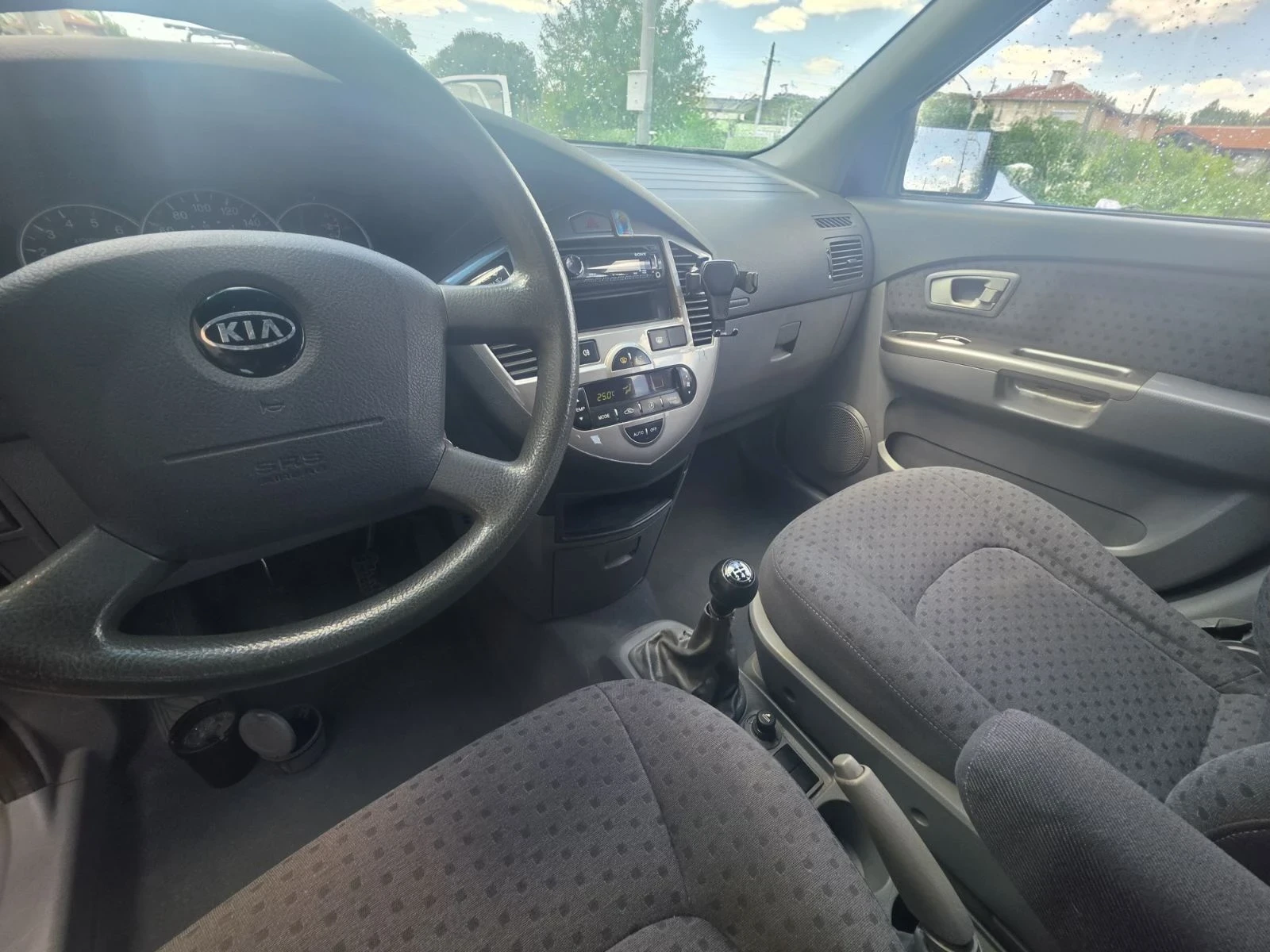 Kia Carens 2.0 CRDi, снимка 6 - Автомобили и джипове - 55425379