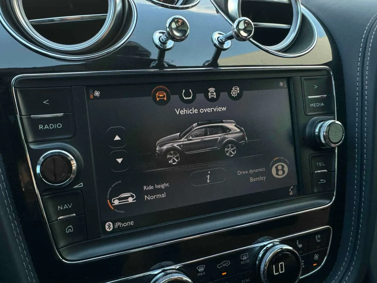 Bentley Bentayga V8| MASSAGE| HUD| 360CAM| ОБДУХВАНЕ| ПАНОРАМА| , снимка 12 - Автомобили и джипове - 54940370