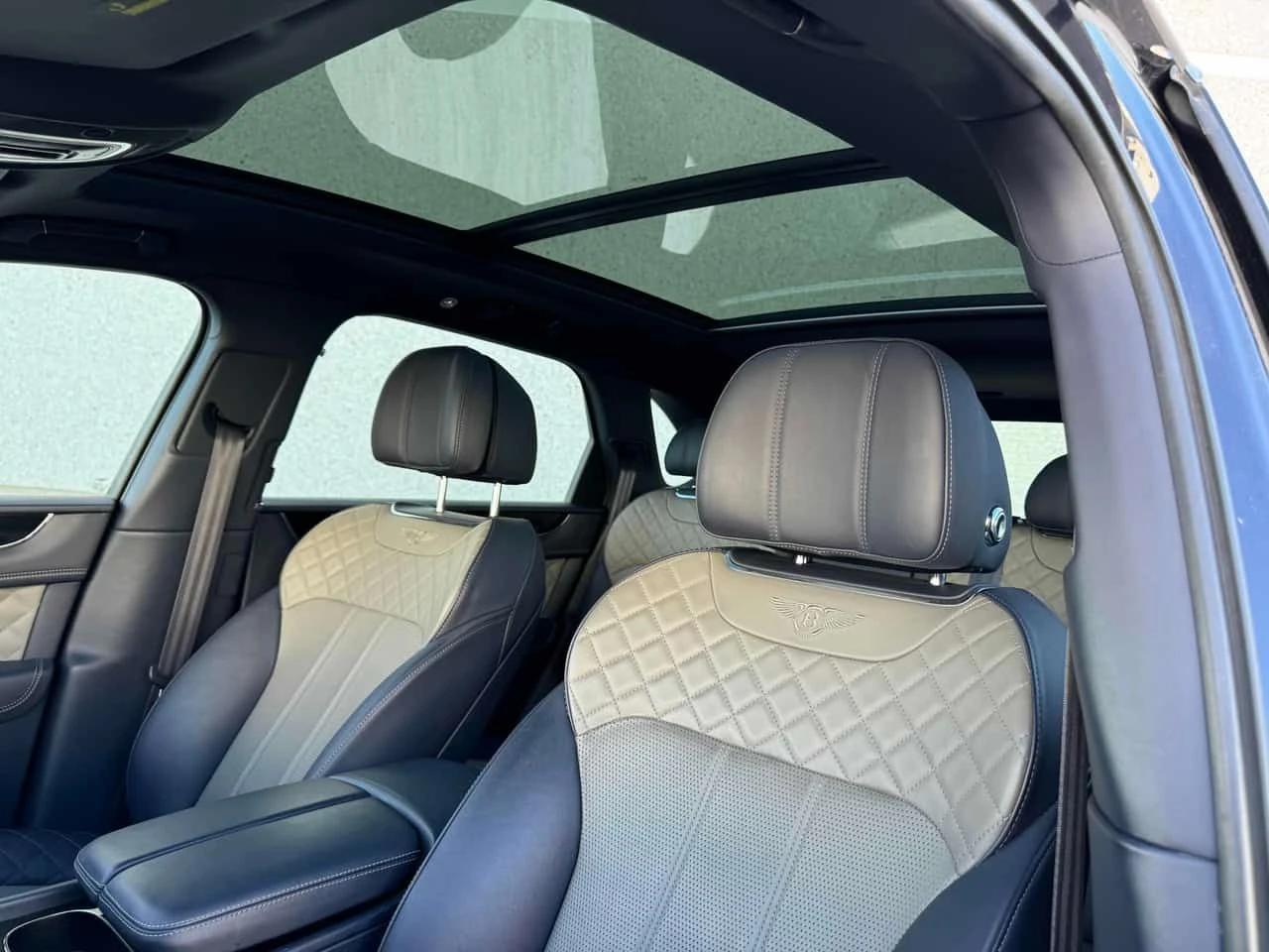 Bentley Bentayga V8| MASSAGE| HUD| 360CAM| ОБДУХВАНЕ| ПАНОРАМА| , снимка 10 - Автомобили и джипове - 54940370