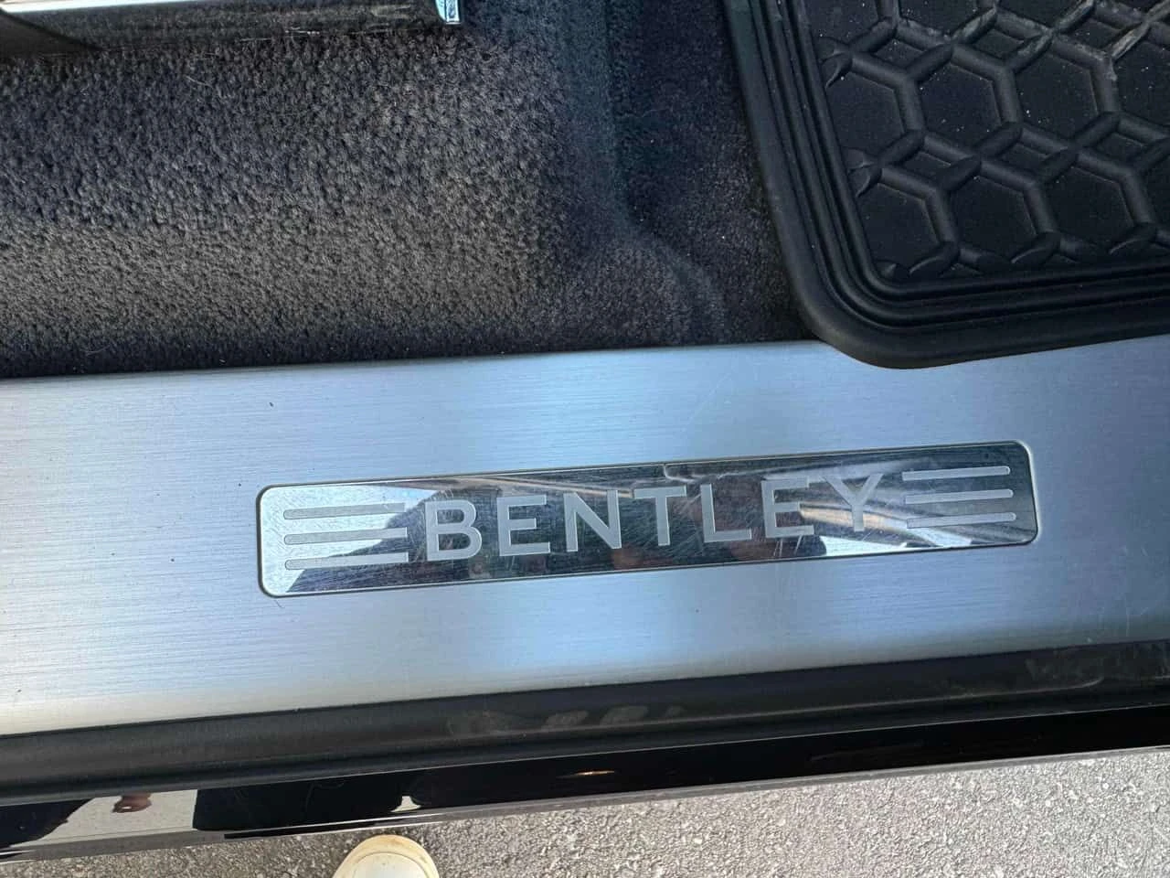 Bentley Bentayga V8| MASSAGE| HUD| 360CAM| ОБДУХВАНЕ| ПАНОРАМА| , снимка 16 - Автомобили и джипове - 54940370