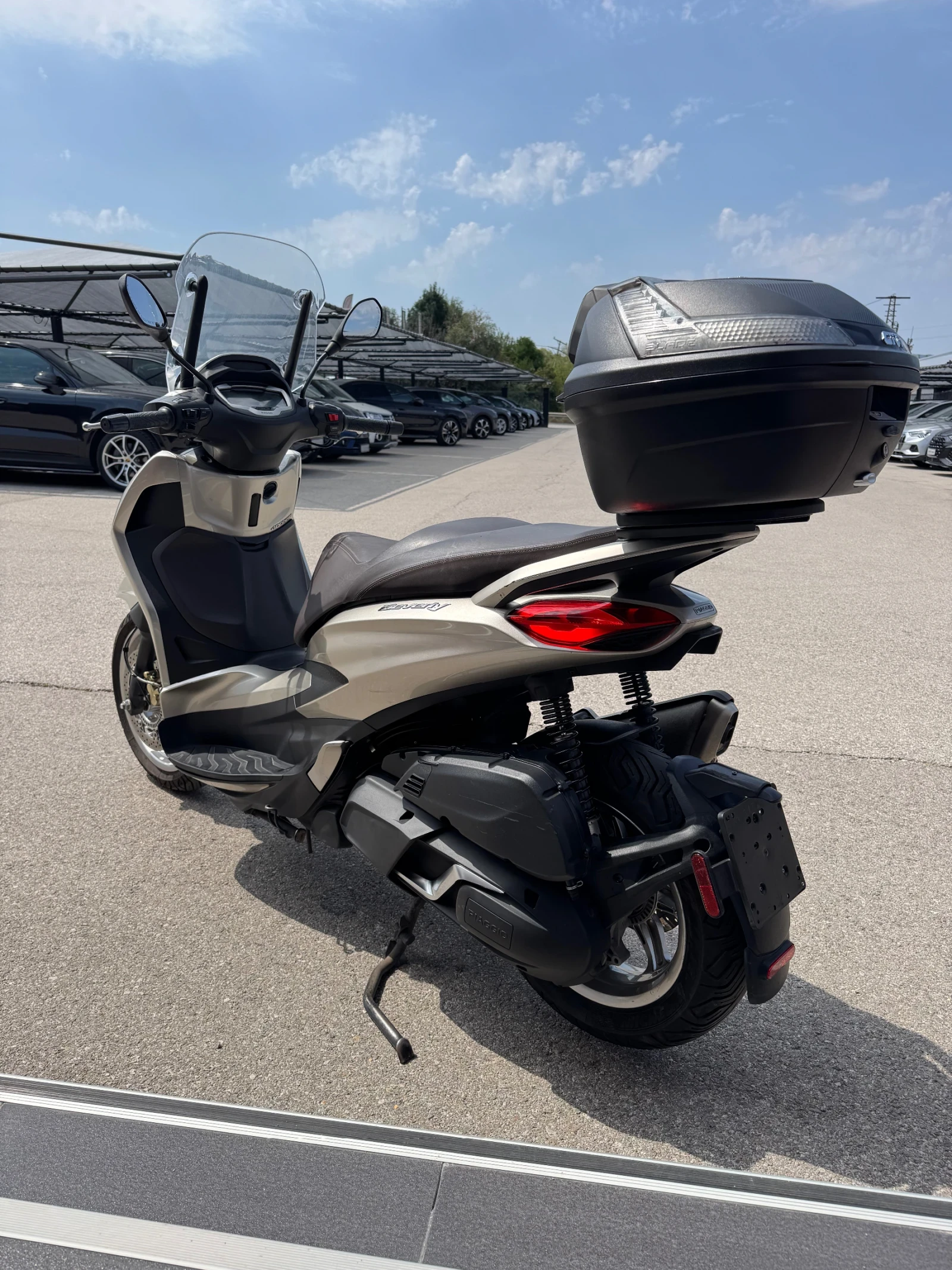 Piaggio Beverly 400hpe* ABS* TCS* KEYLESS* LED* GIVI, снимка 4 - Мотоциклети и мототехника - 55924960