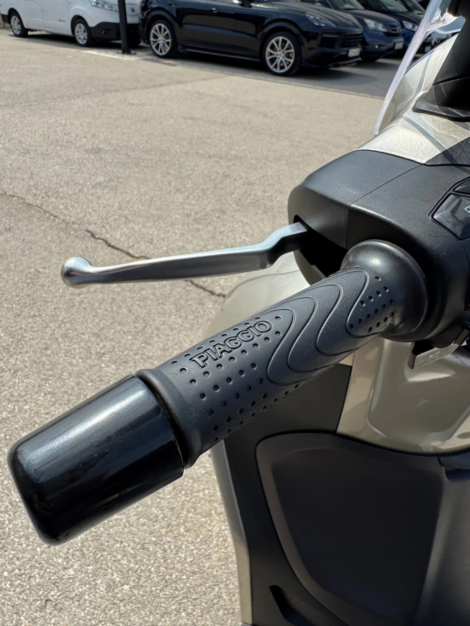 Piaggio Beverly 400hpe* ABS* TCS* KEYLESS* LED* GIVI, снимка 14 - Мотоциклети и мототехника - 55924960