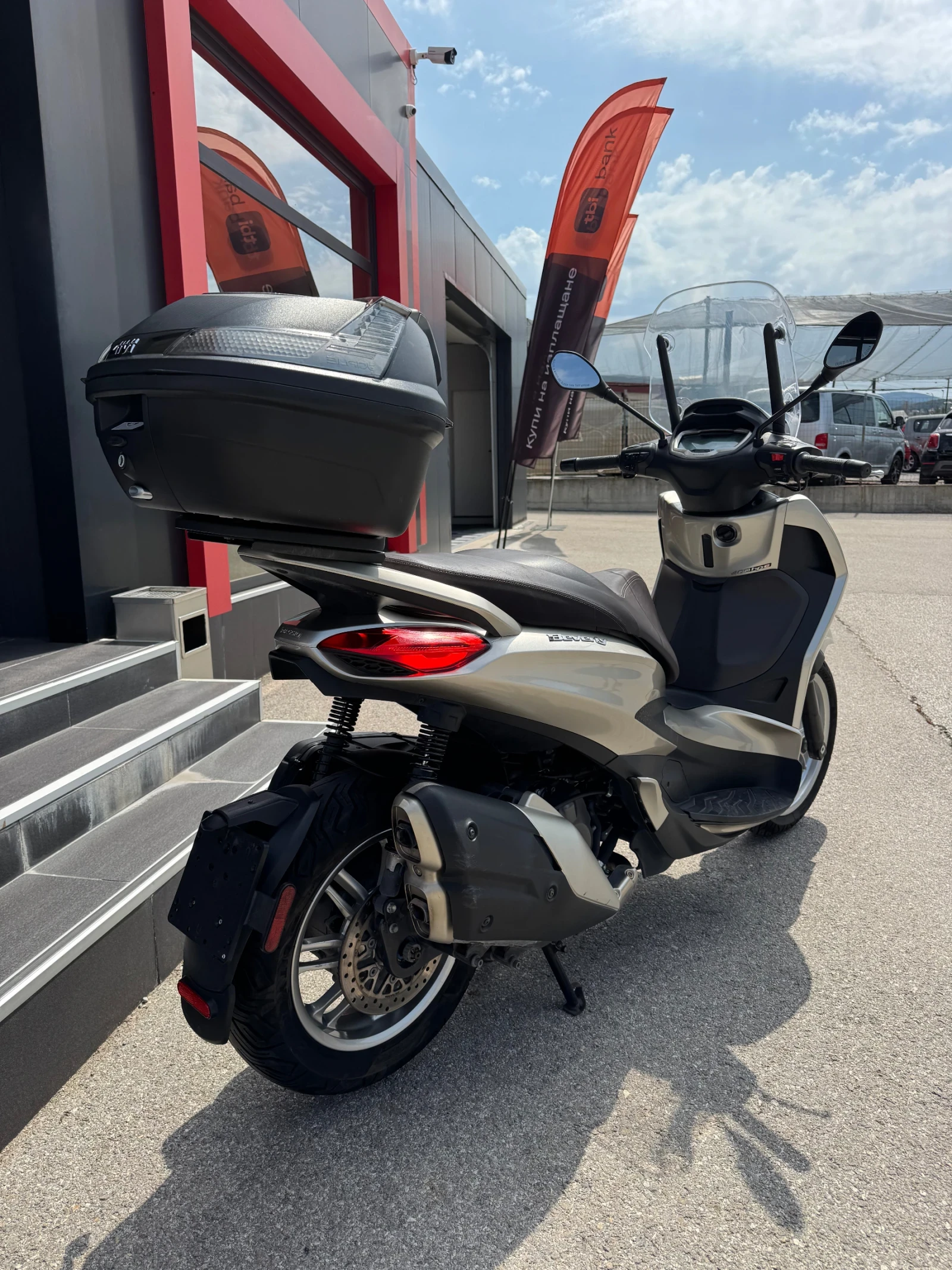 Piaggio Beverly 400hpe* ABS* TCS* KEYLESS* LED* GIVI, снимка 3 - Мотоциклети и мототехника - 55924960