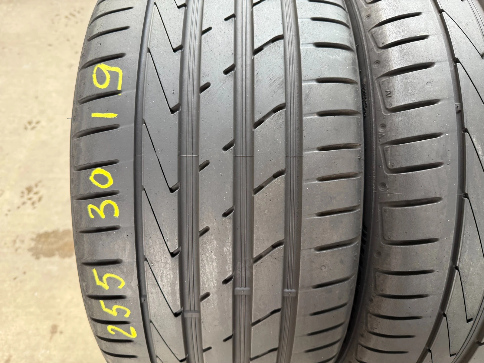 Гуми Летни 255/30R19, снимка 2 - Гуми и джанти - 53710649