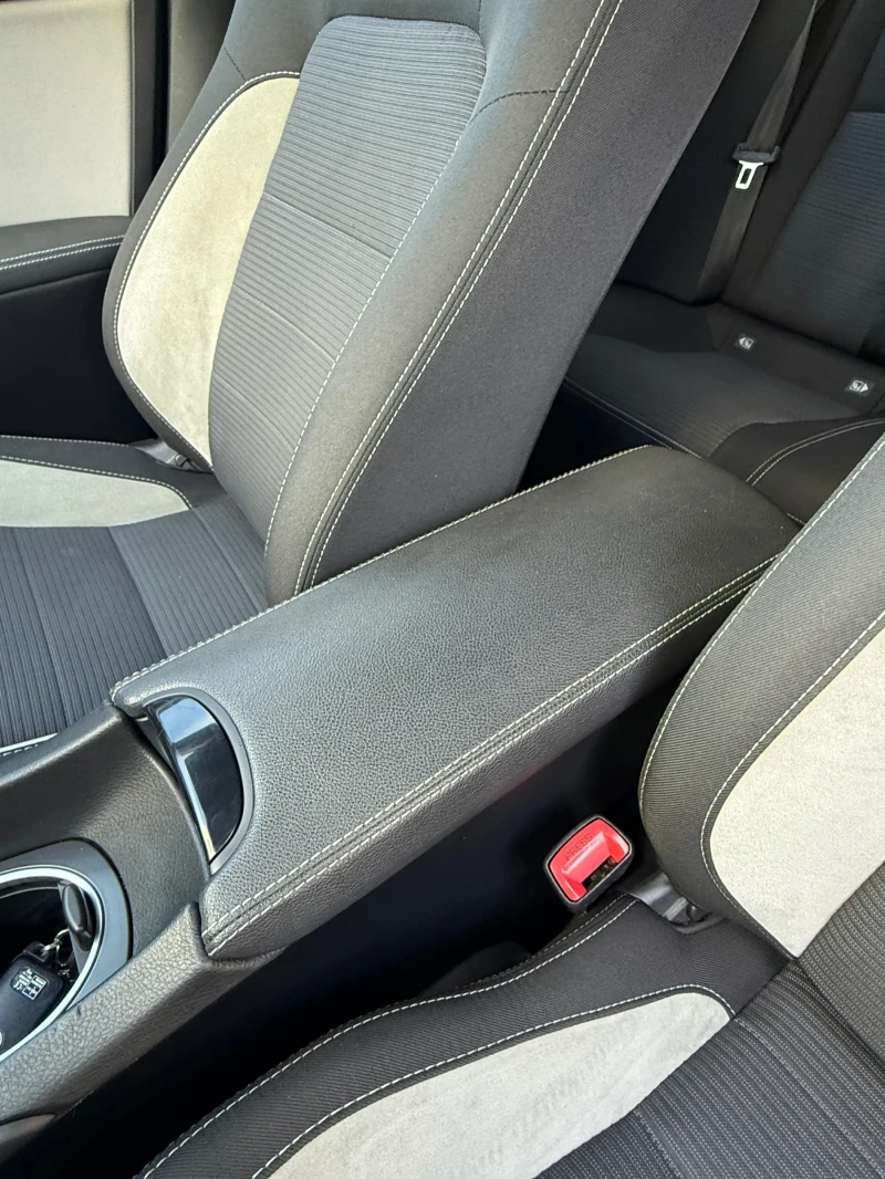 Toyota Avensis 1.8 190к.с. AUTOMATIC СЕРВИЗНА ИСТОРИЯ, снимка 13 - Автомобили и джипове - 52634991