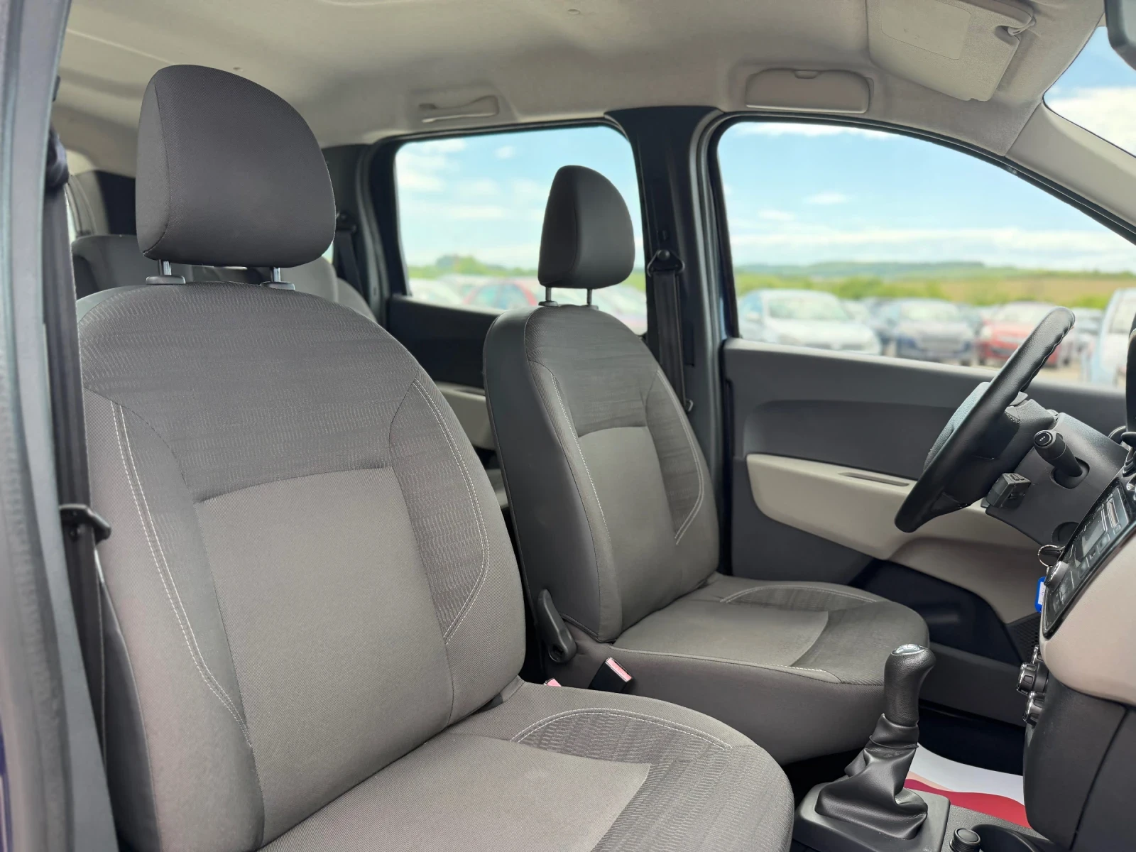 Dacia Lodgy 1.2TCe , снимка 15 - Автомобили и джипове - 48178396