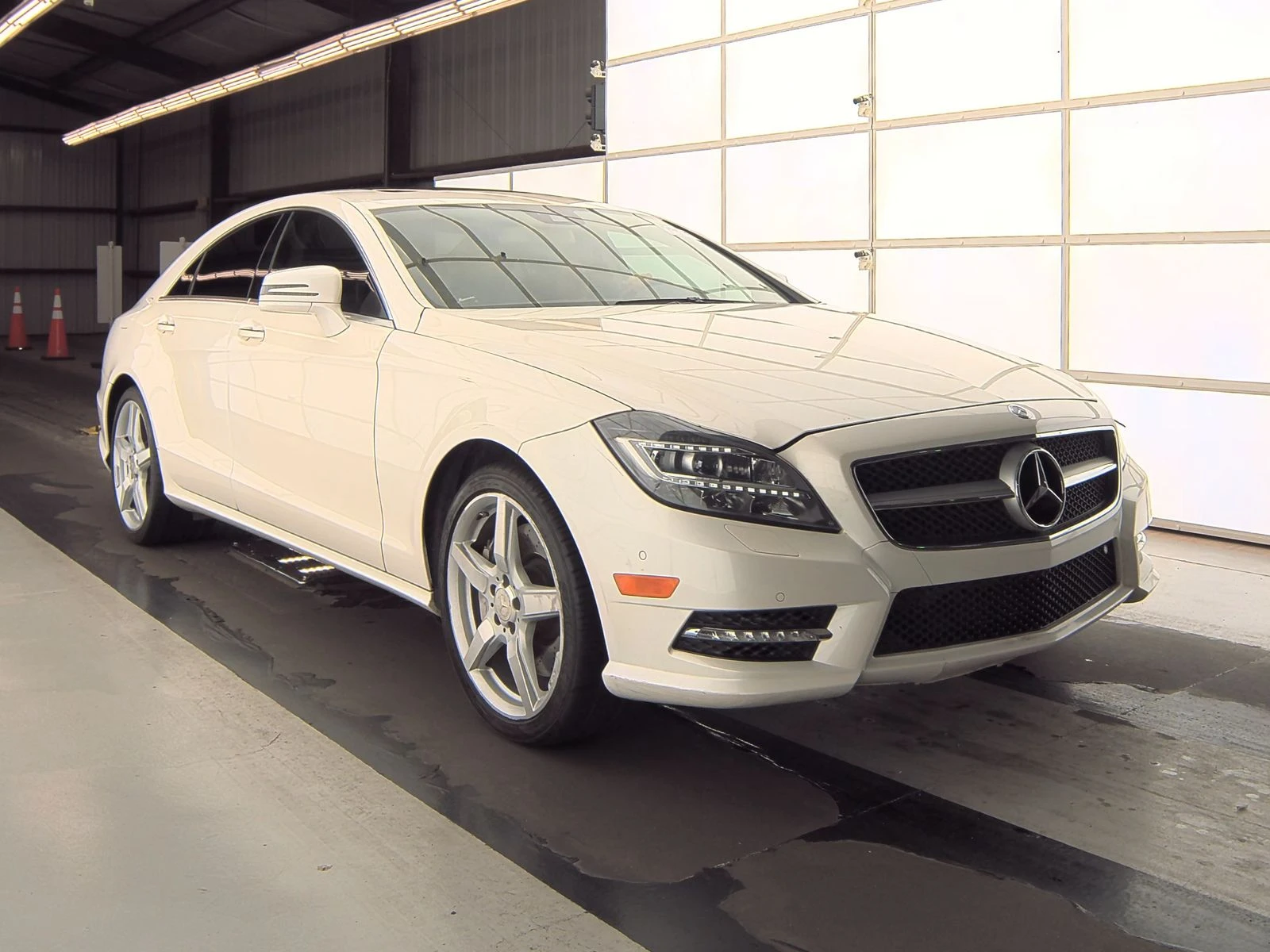 Mercedes-Benz CLS 550 AMG* LANE ASSIST* МАСАЖ* KEYLESS GO* ОБДУХ* HARMAN - изображение 3