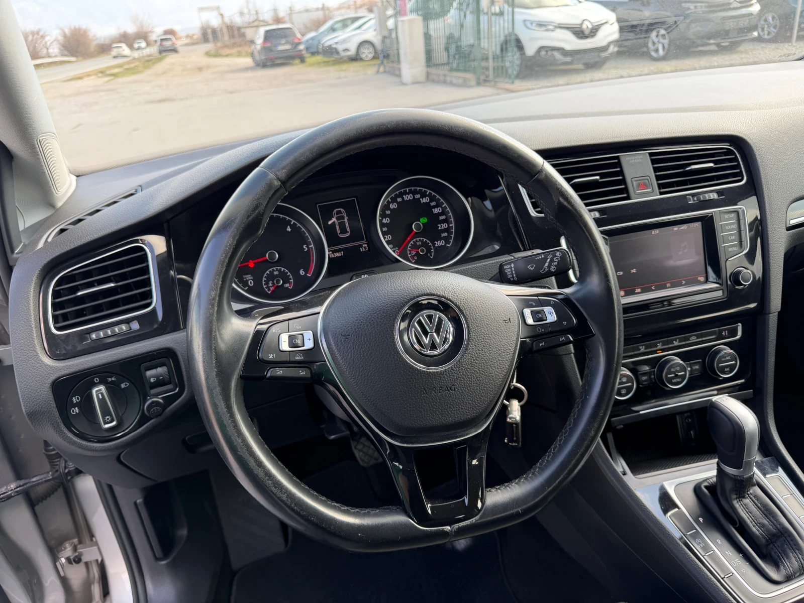 VW Golf 1.6 TDI DSG, снимка 11 - Автомобили и джипове - 54147857