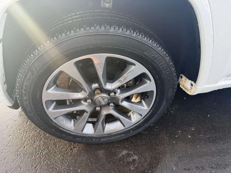 Jeep Grand cherokee 2017 Overland * CARFAX * БЕЗ ПЪРВОНАЧАЛНА ВНОСКА, снимка 4 - Автомобили и джипове - 53108578