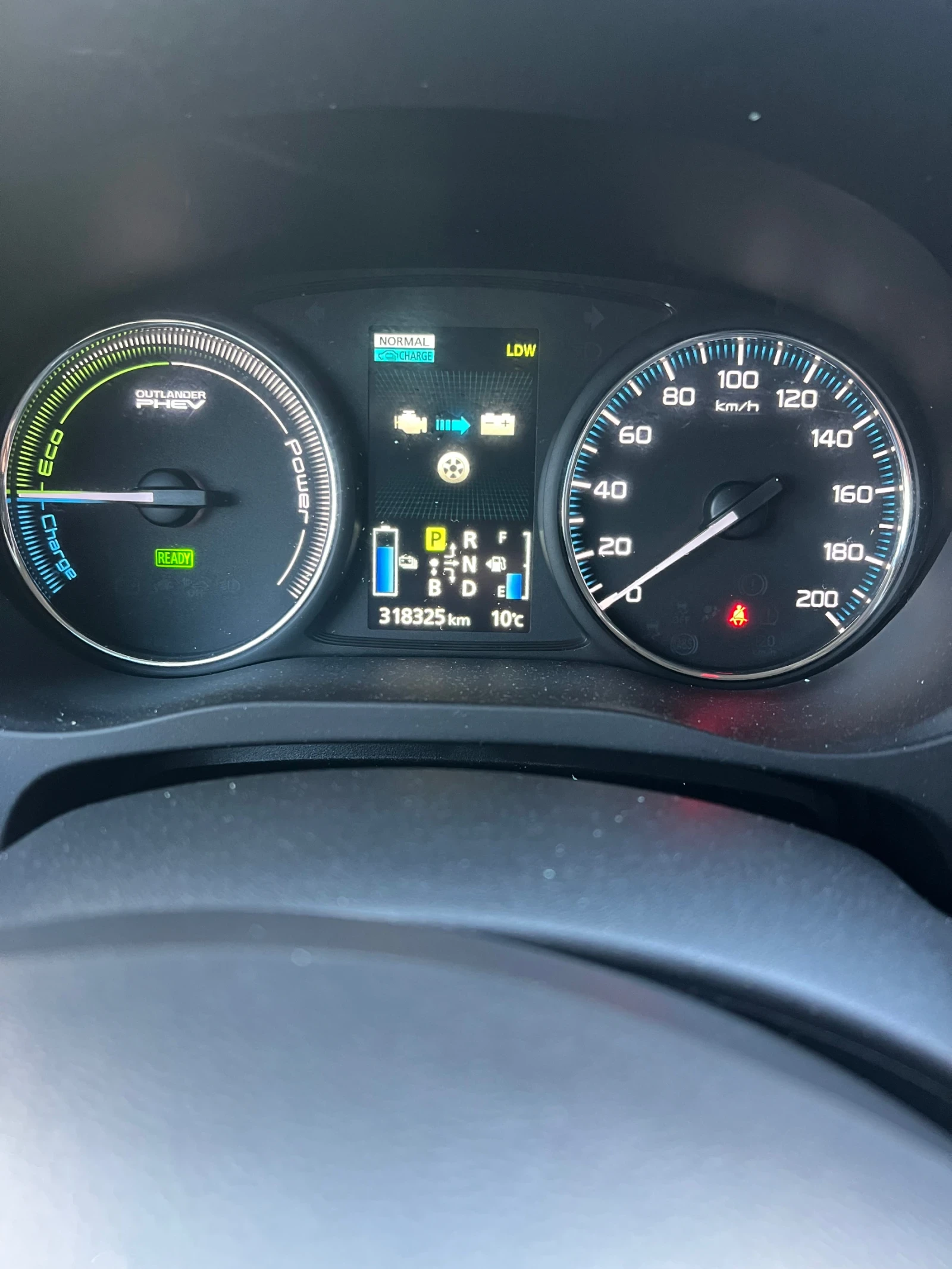 Mitsubishi Outlander PHEV, снимка 13 - Автомобили и джипове - 53792593