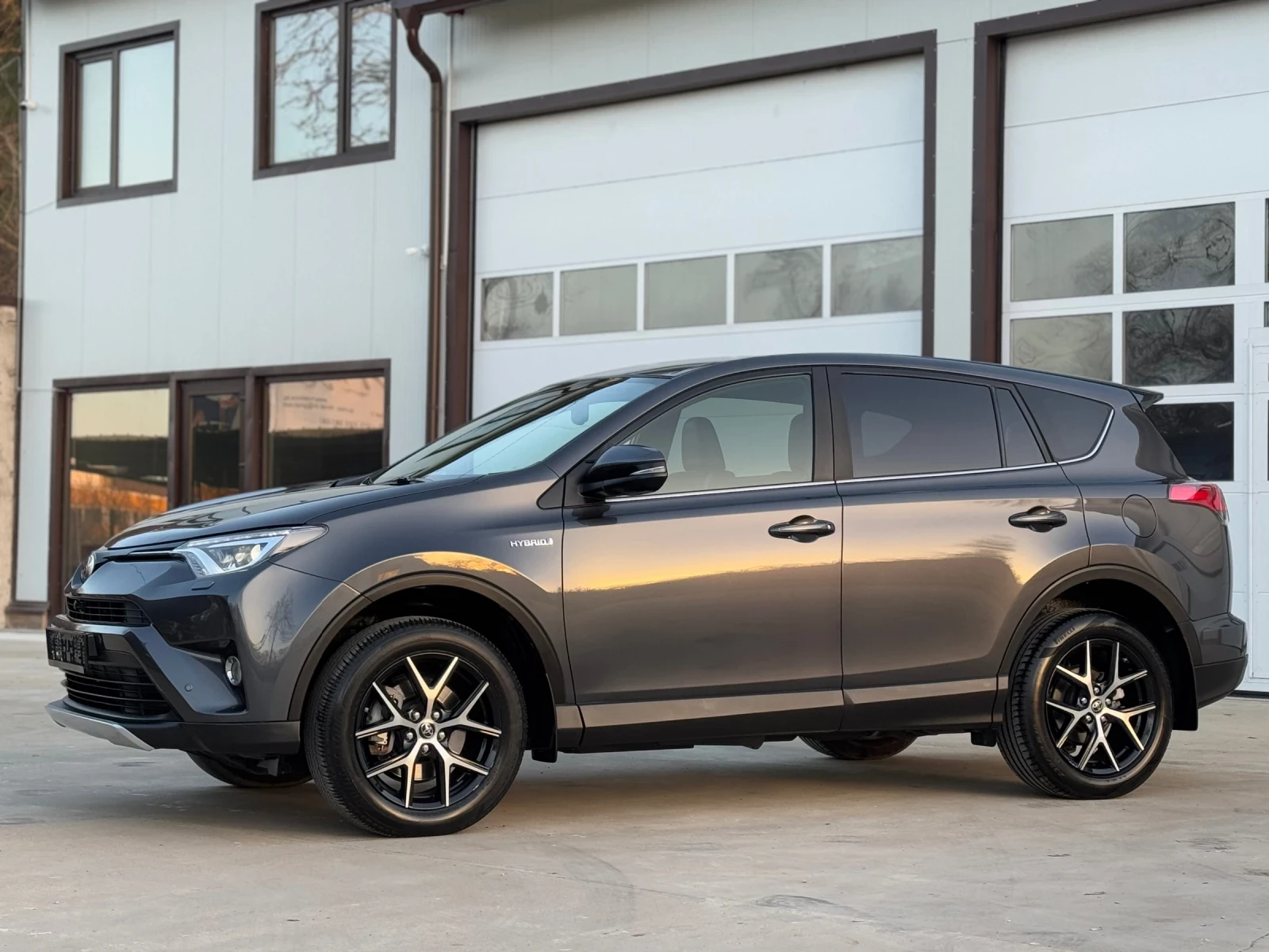 Toyota Rav4 * 2.5HYBRID* 4x4* DISTR* 360camera* 57000km*  | Auto.bg — изображение 1