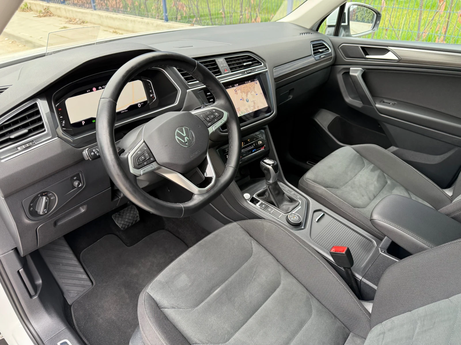 VW Tiguan 4x4/200к.с/7-МЕСТНА/DISTRONIC/MATRIX/360 /ПОДГРЕВ/, снимка 6 - Автомобили и джипове - 54043549