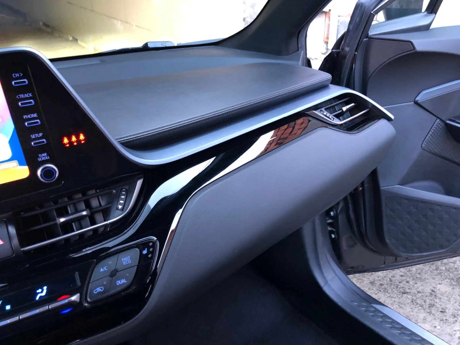 Toyota C-HR 2.0 Hybrid , снимка 13 - Автомобили и джипове - 55787422