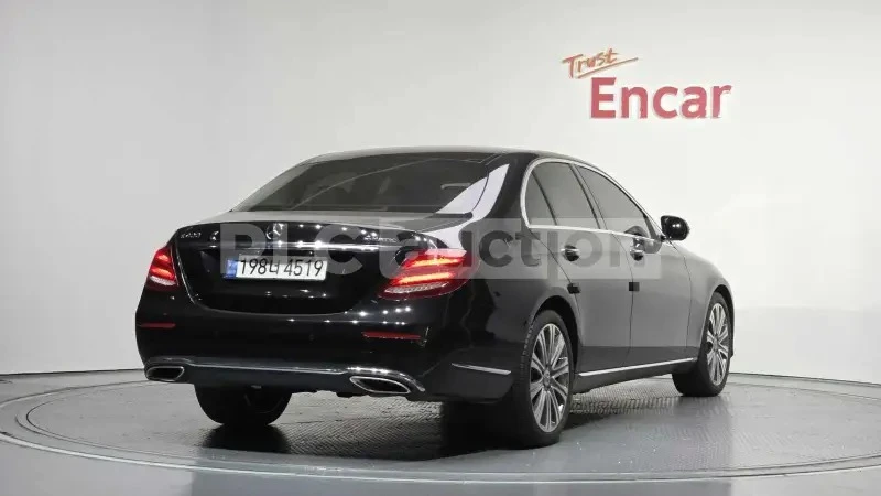 Mercedes-Benz E 400 4MATIC/ОБДУХВАНЕ/ПАНОРАМА/BURMESTER/360, снимка 2 - Автомобили и джипове - 54916261