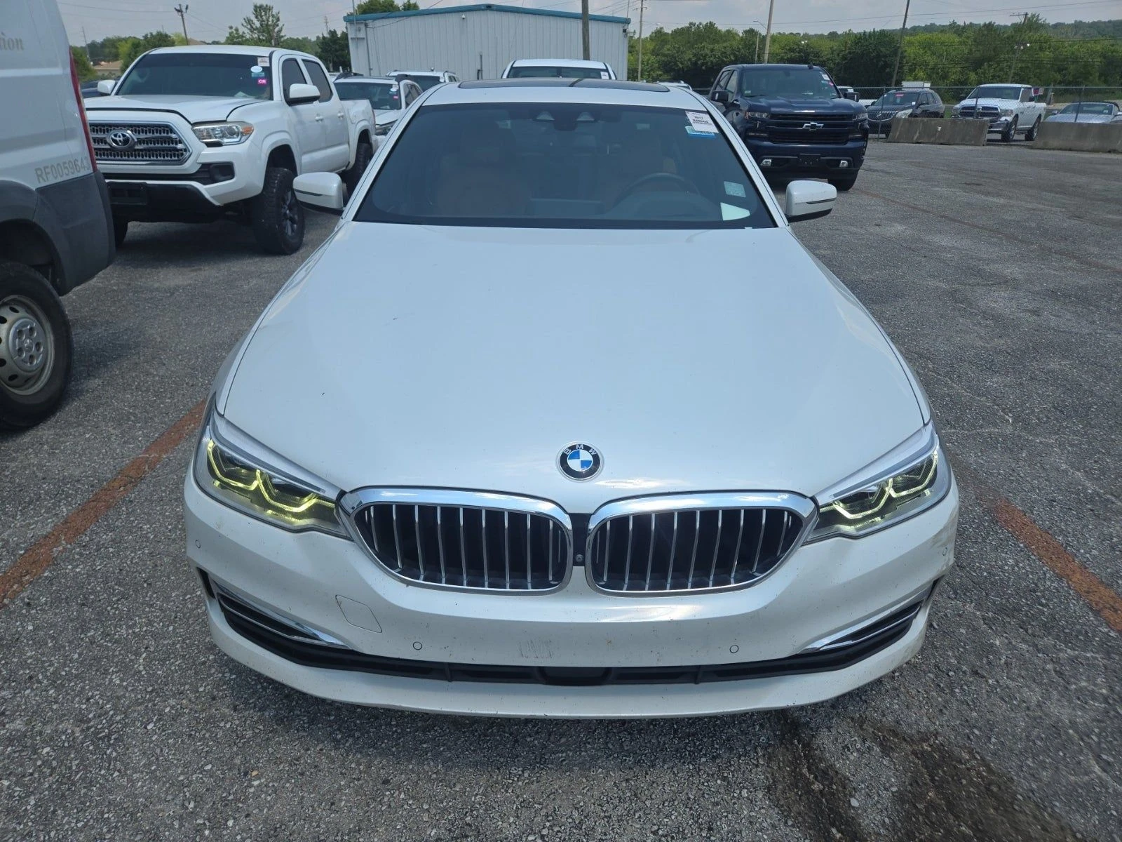 BMW 530 i LUXURY/DISTRONIC/HEAD-UP/KEYLESS/ПАНО - изображение 2