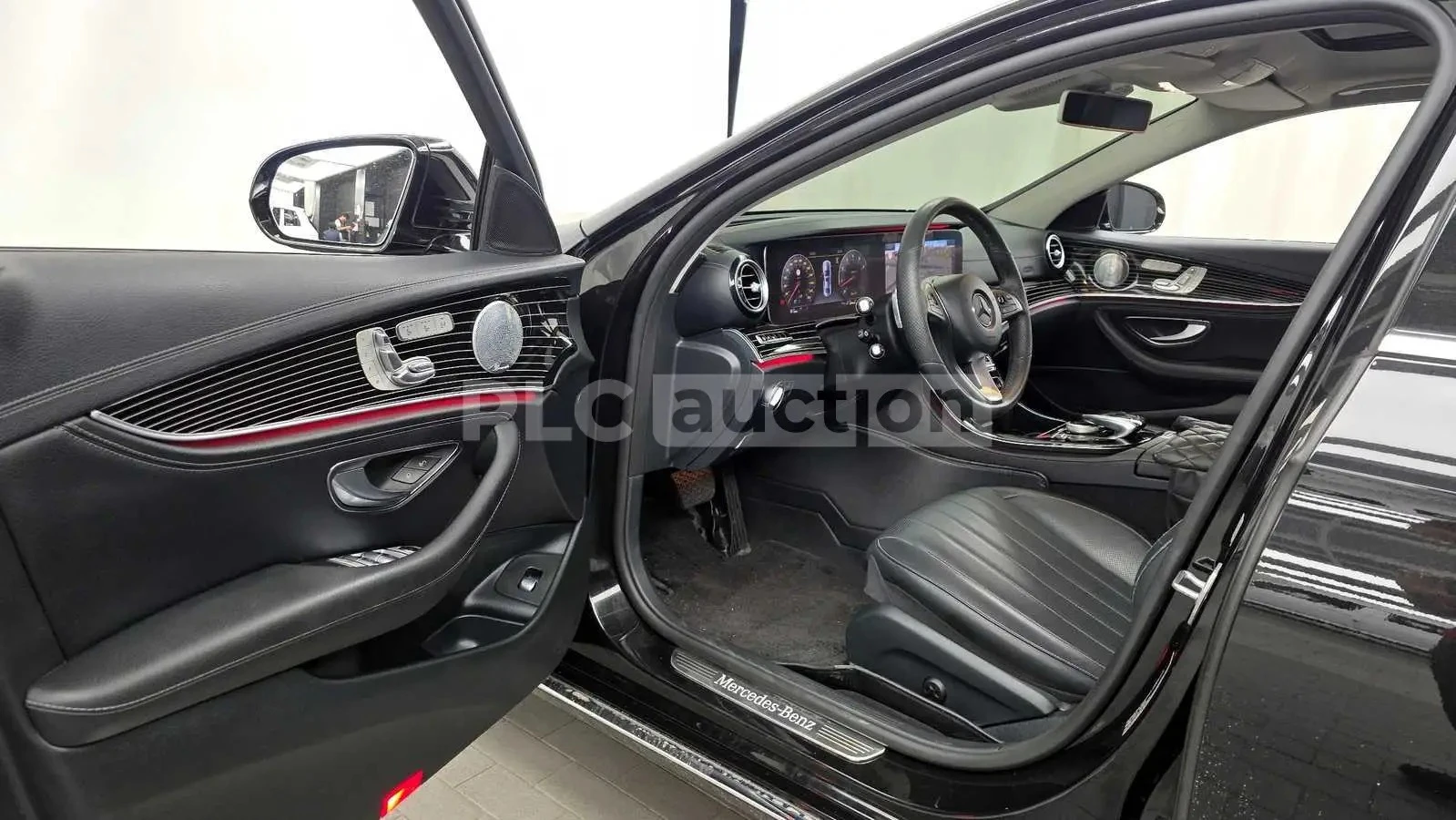 Mercedes-Benz E 400 4MATIC/ОБДУХВАНЕ/ПАНОРАМА/BURMESTER/360, снимка 5 - Автомобили и джипове - 54916261