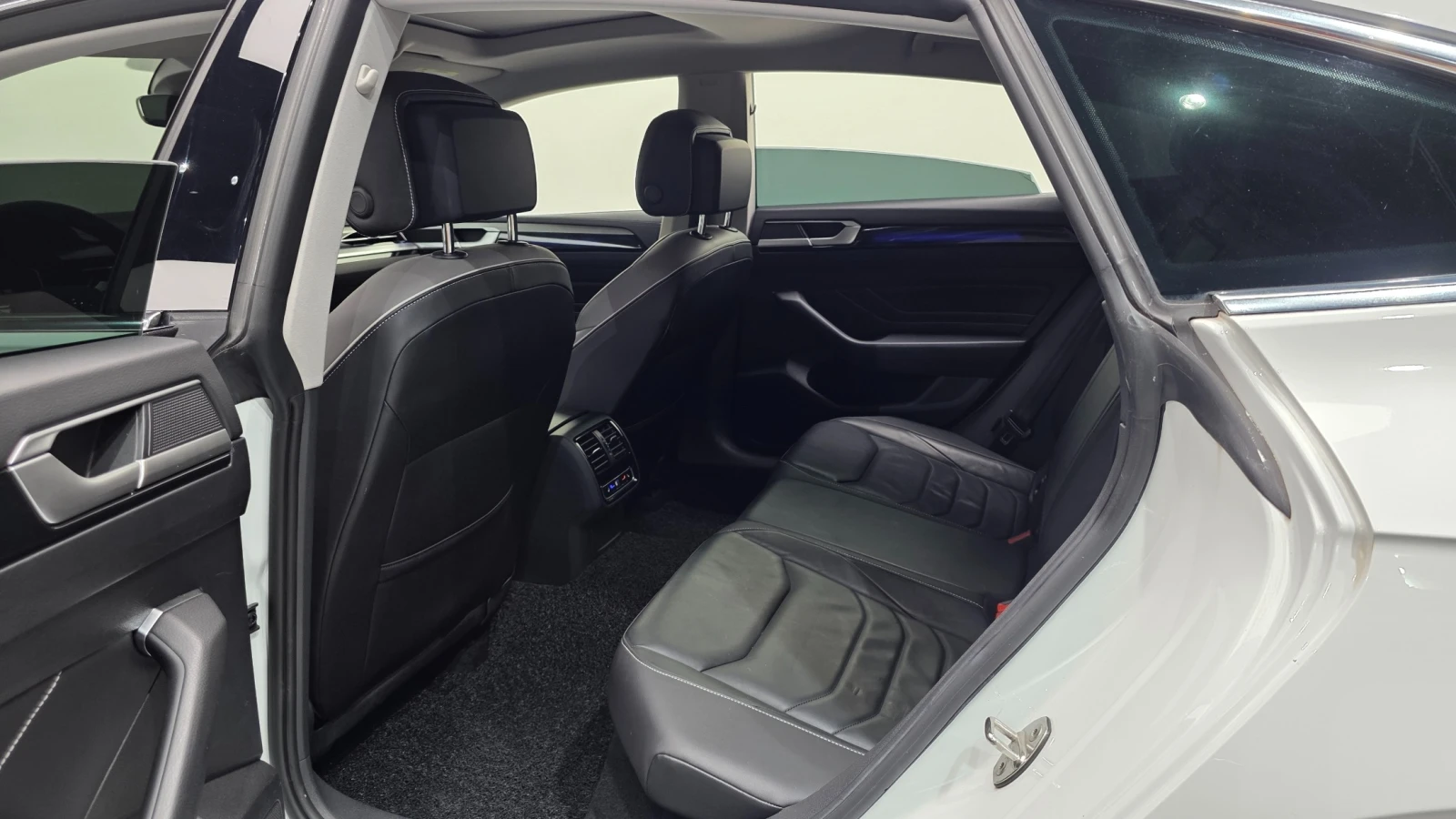 VW Arteon 2.0 TDI Prestige | HUD | 360 | Масаж, снимка 10 - Автомобили и джипове - 56068404