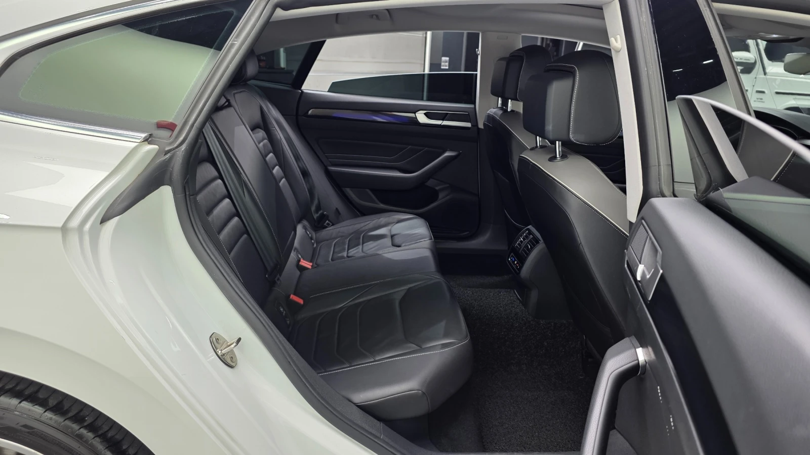 VW Arteon 2.0 TDI Prestige | HUD | 360 | Масаж, снимка 12 - Автомобили и джипове - 56068404