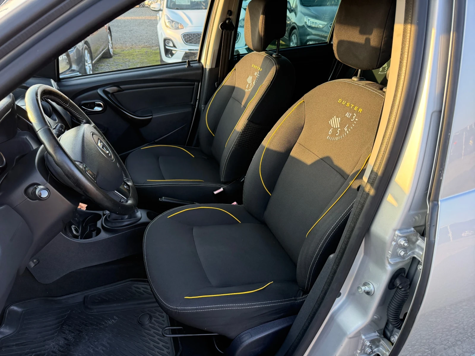 Dacia Duster 1.6 ШВЕЙЦАРИЯ 4х4 FACELIFT, снимка 14 - Автомобили и джипове - 53989249