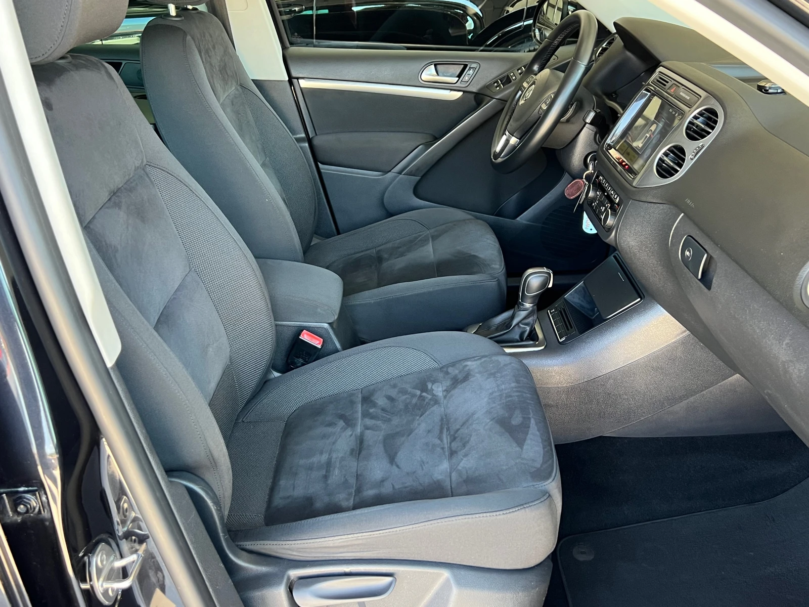 VW Tiguan 2.0TDI, 4-MOTION-ПЪЛНА СЕРВИЗНА ИСТОРИЯ!!!, снимка 12 - Автомобили и джипове - 55463654