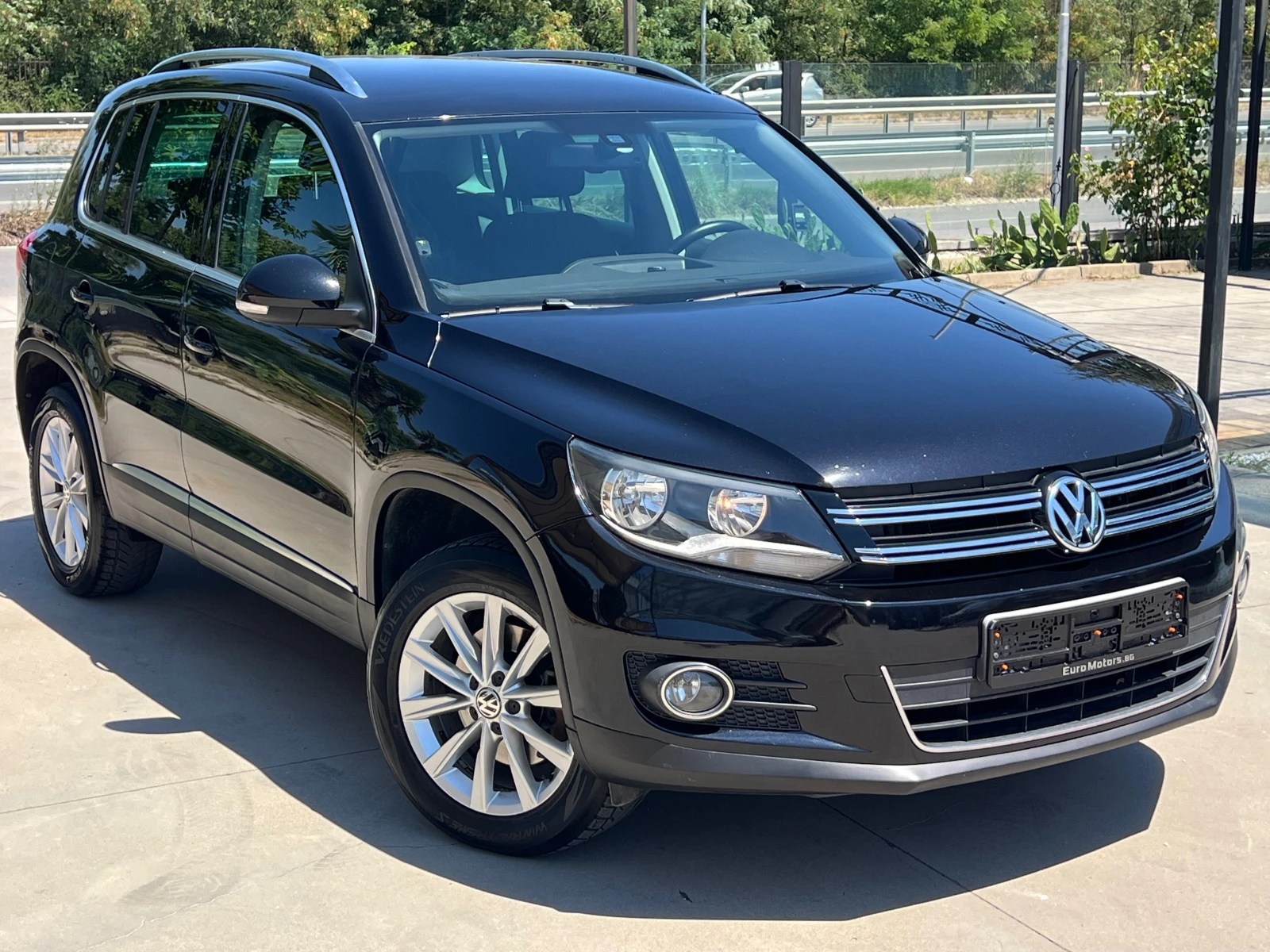 VW Tiguan 2.0TDI, 4-MOTION-ПЪЛНА СЕРВИЗНА ИСТОРИЯ!!!, снимка 3 - Автомобили и джипове - 55463654