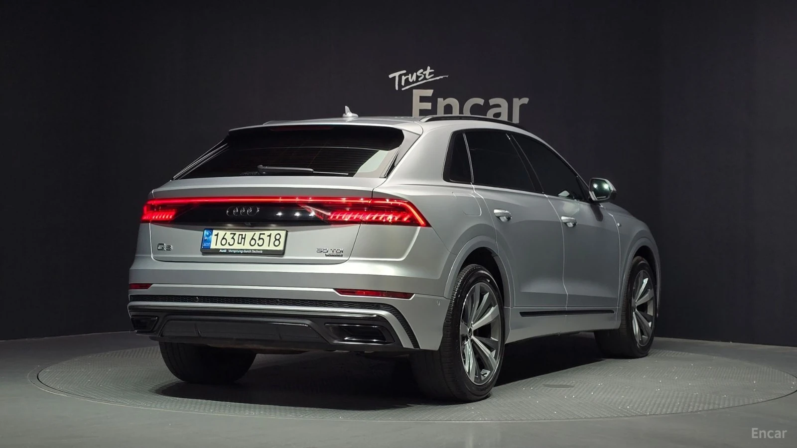 Audi Q8 PREMIUM* ОБДУХВАНЕ* 360 КАМЕРА* HEADUP* ПАМЕТ* , снимка 2 - Автомобили и джипове - 55623924
