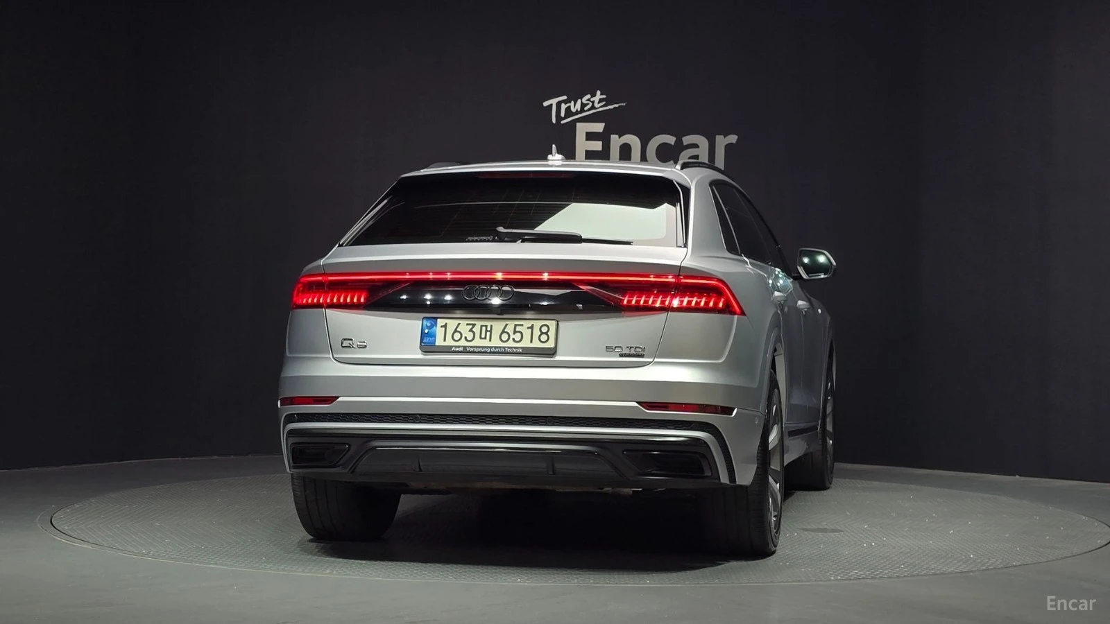Audi Q8 PREMIUM* ОБДУХВАНЕ* 360 КАМЕРА* HEADUP* ПАМЕТ* , снимка 4 - Автомобили и джипове - 55623924