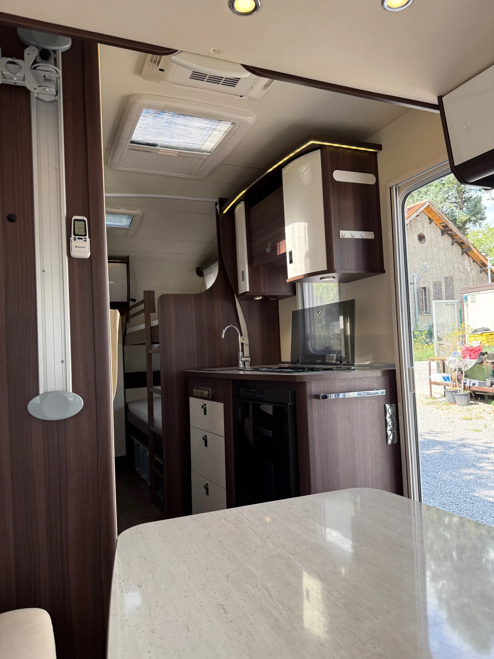 Каравана Burstner Averso Plus 510 Климатик, Мувър и още - изображение 9
