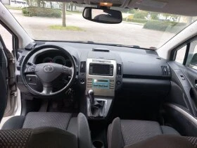 Toyota Corolla verso 2.2Dcat НА ЧАСТИ, снимка 4