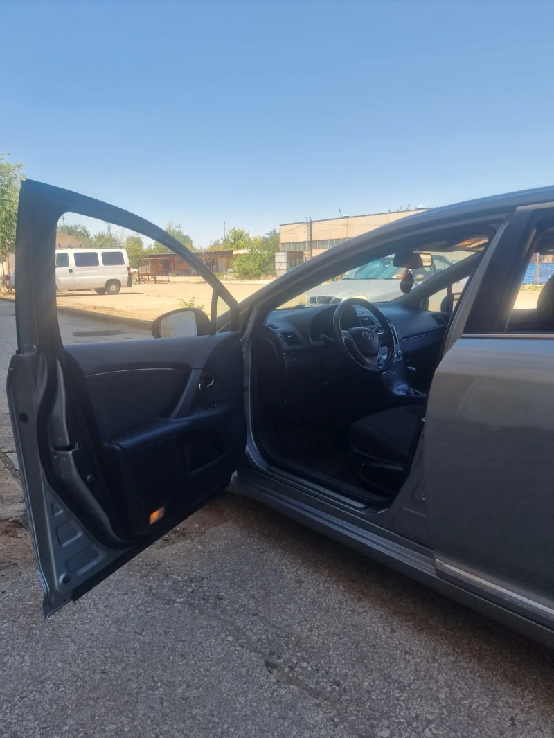 Toyota Avensis 1.8 с газ , снимка 6 - Автомобили и джипове - 49652355