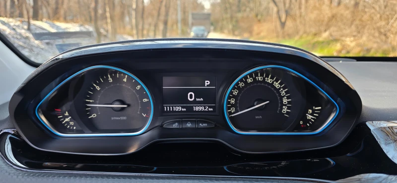 Peugeot 2008 1.2 PureTech автоматик EAT6, снимка 8 - Автомобили и джипове - 53168762