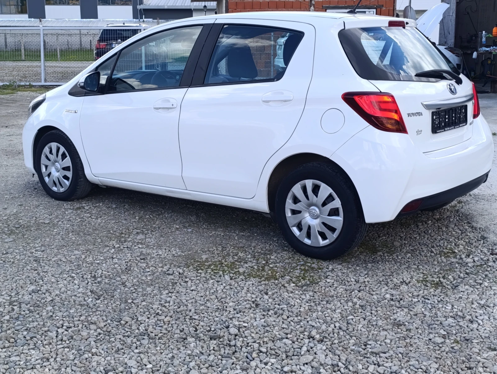 Toyota Yaris 1.5 Hybrid Active Automatic  - изображение 2