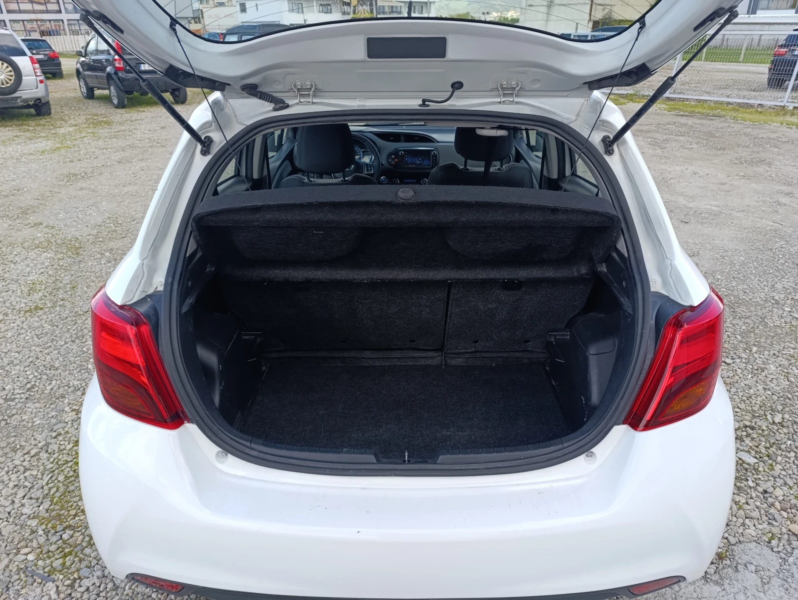 Toyota Yaris 1.5 Hybrid Active Automatic  - изображение 9