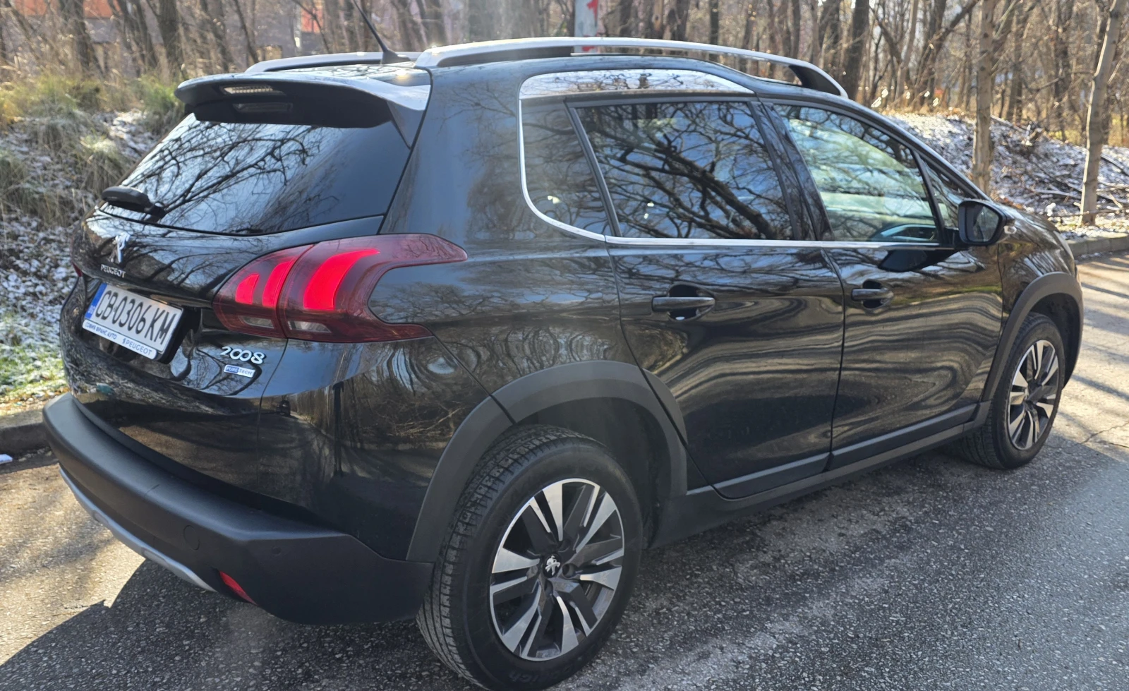 Peugeot 2008 1.2 PureTech автоматик EAT6 - изображение 6