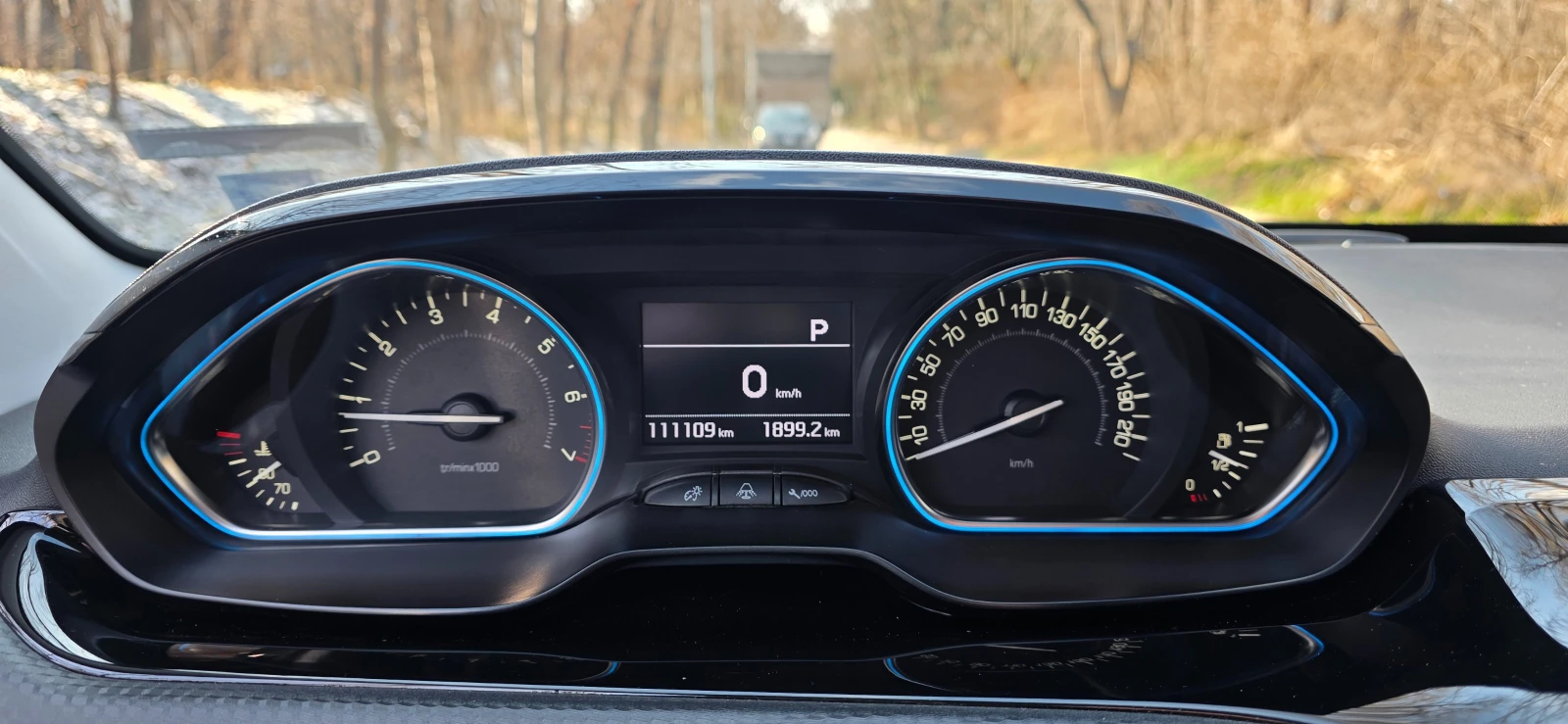 Peugeot 2008 1.2 PureTech автоматик EAT6 - изображение 8