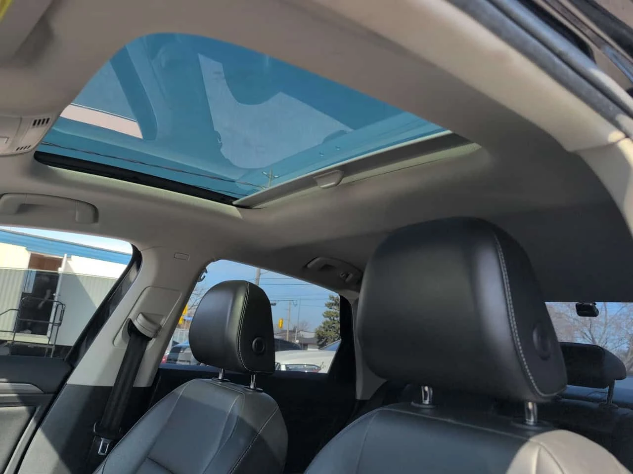 VW Jetta * Highline * 2 КЛЮЧА * ШИБИДАХ * ПОДГРЕВ * CARPLAY, снимка 12 - Автомобили и джипове - 54150669