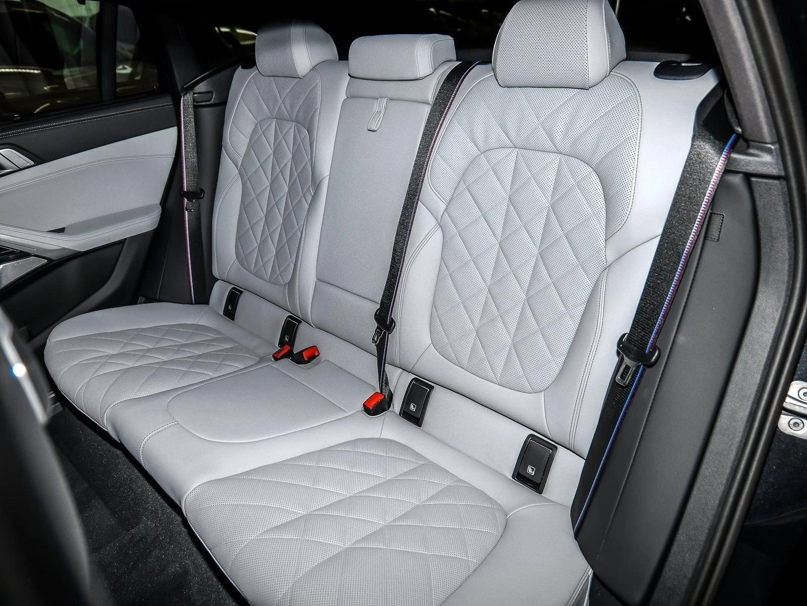 BMW X6 M60i/xDrive/FACELIFT/B&W/EXCLUSIV/PANO/22 | Mobile.bg   16