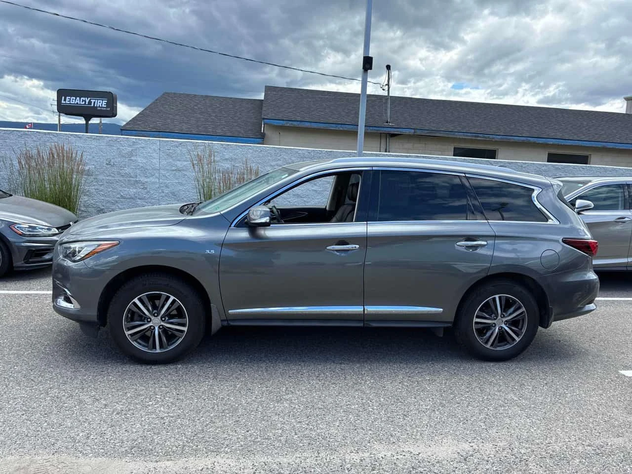 Infiniti QX60 PURE /СARFAX/КОЖА/ШИБЕДАХ/КЛИП, снимка 2 - Автомобили и джипове - 55077716
